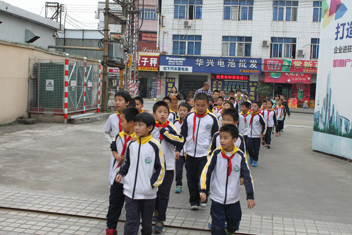 常平鎮(zhèn)青少年科技活動(dòng)周，板石小學(xué)師生到常平科技園參觀