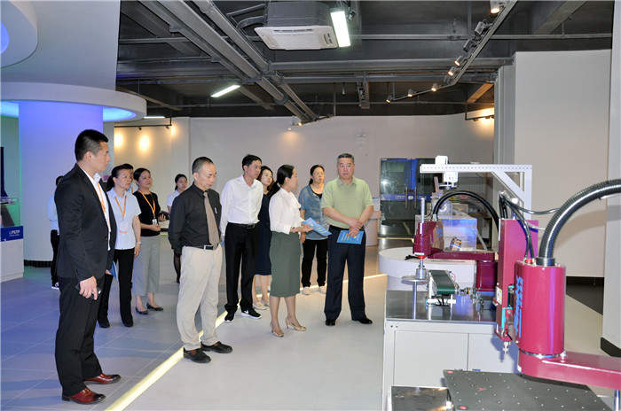 江蘇省泰州市新能源產(chǎn)業(yè)園區(qū)一行蒞臨東科集團(tuán)參觀交流 江蘇省泰州市新能源產(chǎn)業(yè)園區(qū)一行蒞臨東科集團(tuán)參觀交流