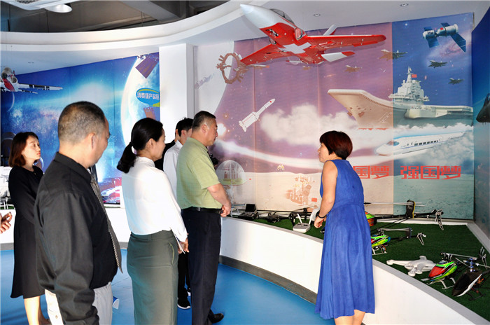 江蘇省泰州市新能源產(chǎn)業(yè)園區(qū)一行蒞臨東科集團(tuán)參觀交流 江蘇省泰州市新能源產(chǎn)業(yè)園區(qū)一行蒞臨東科集團(tuán)參觀交流