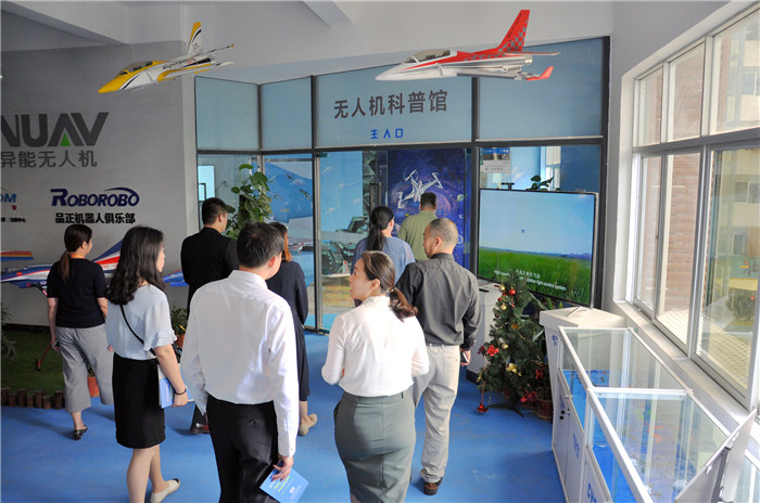 江蘇省泰州市新能源產(chǎn)業(yè)園區(qū)一行蒞臨東科集團(tuán)參觀交流 江蘇省泰州市新能源產(chǎn)業(yè)園區(qū)一行蒞臨東科集團(tuán)參觀交流