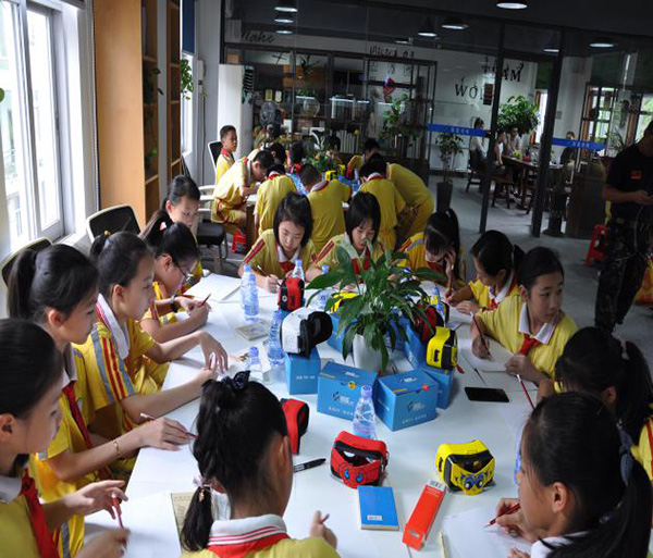 深藍(lán)光電科技有限公司在常平科技園舉辦VR課程